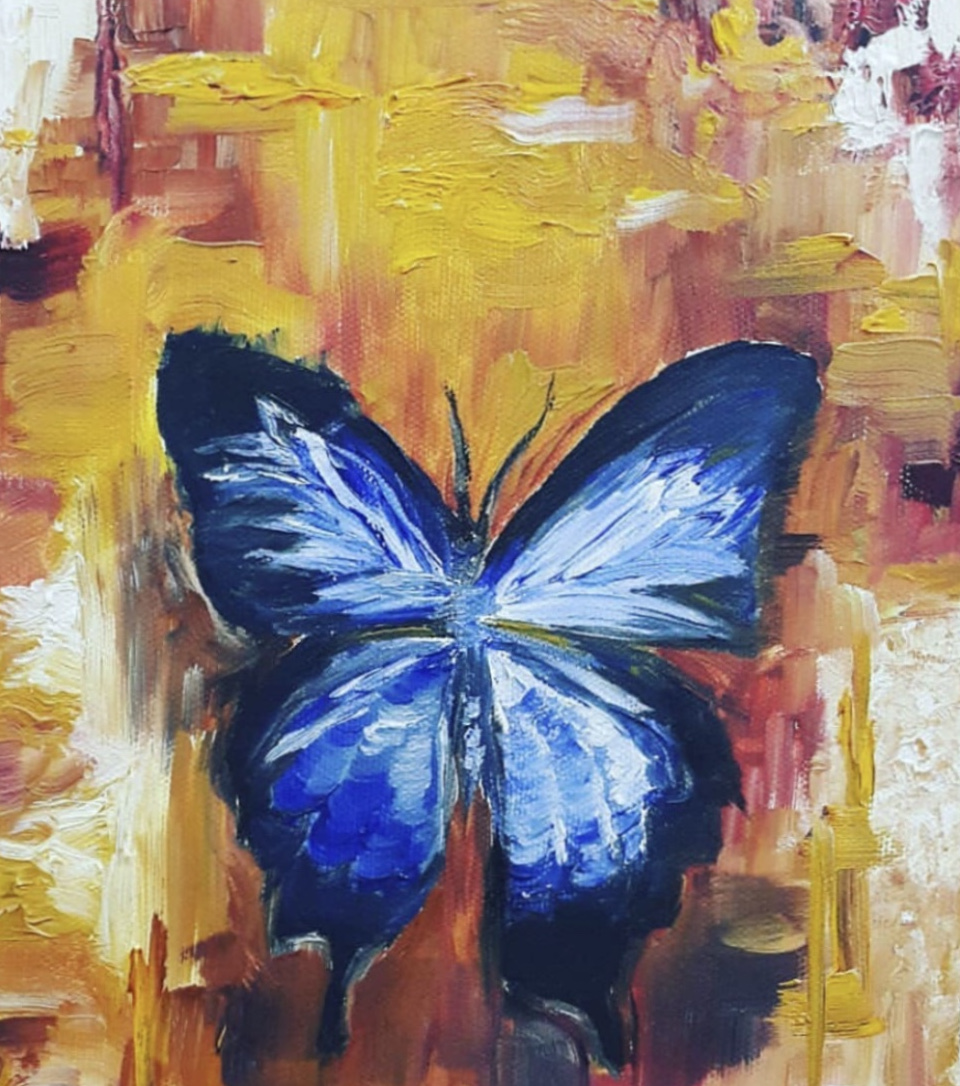 Es ist ein gemalter Schmetterling zu sehen. Dieser ist blau und der Hintergrund ist gelb/orange.