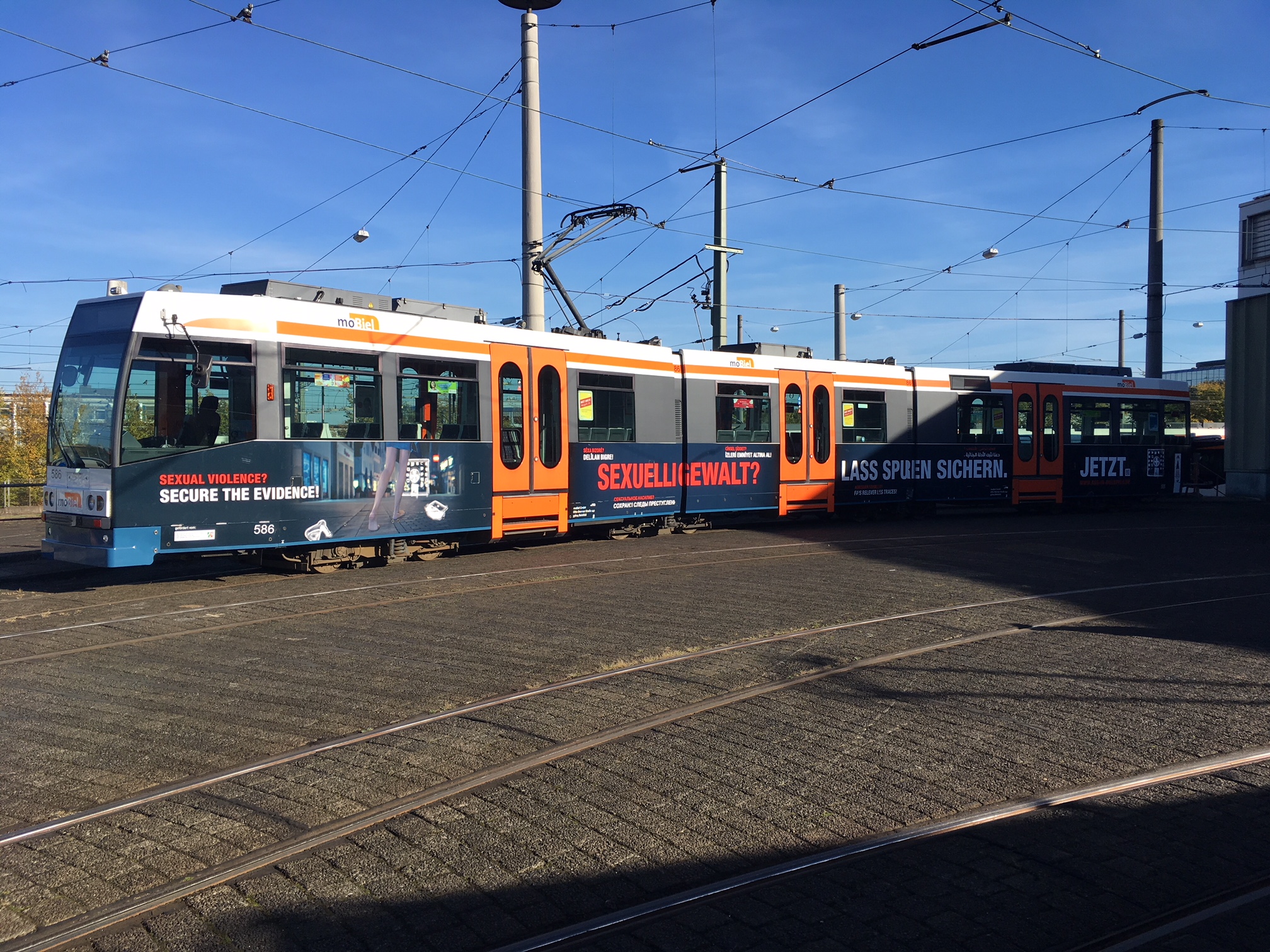 Bielefelder Stadtbahn macht mit ihrem Aufdruck auf das Themas Anzeigenunabhängige Spurensicherung aufmerksam