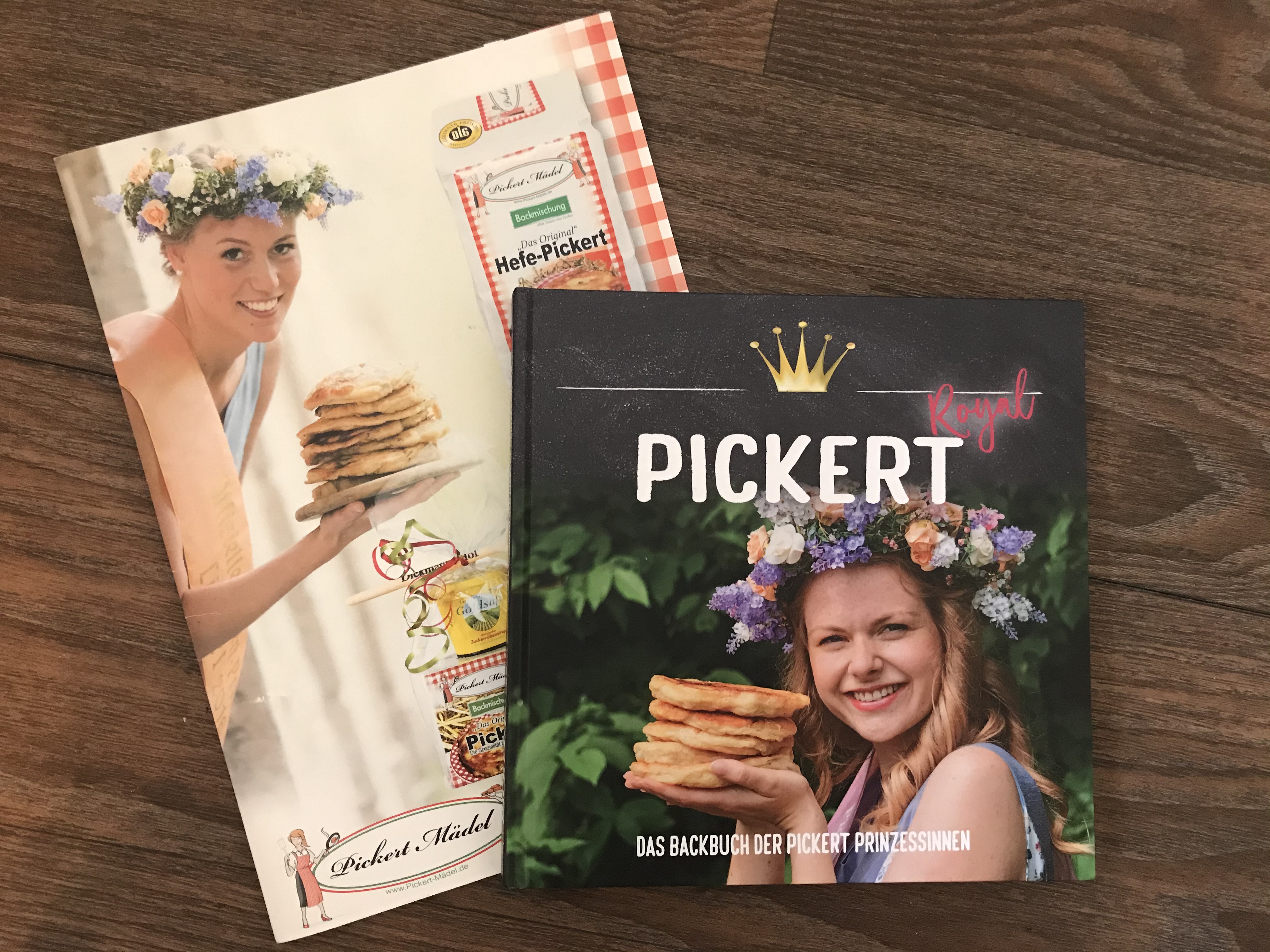 Zu sehen ist die Preppemappe von Pickert Mädel sowie das neue Kochbuch Pickert Royale.